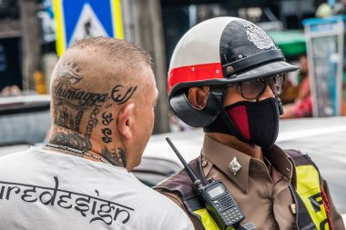 Dövmeli kafası olan adam