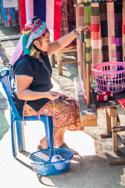 Karen uzun boyunlu kadın