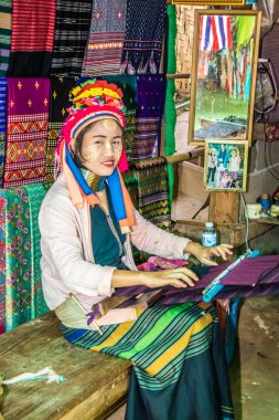 Karen uzun boyunlu kadın