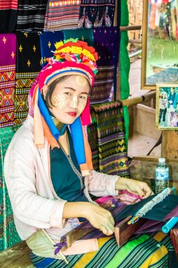 Karen uzun boyunlu kadın