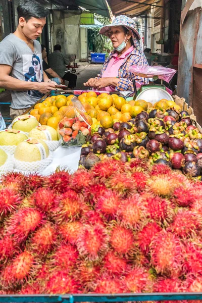 Müşteri ile meyve satıcısı — Stok fotoğraf