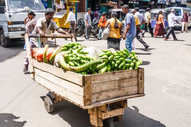  Adam muz dolu sepeti iterek