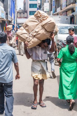 Büyük parsel taşıyan adam