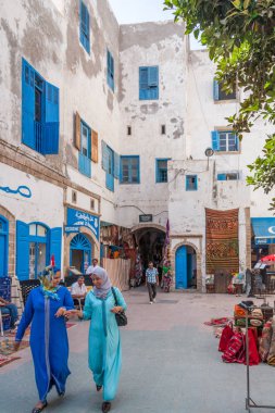 İki kadının yürüyüş 