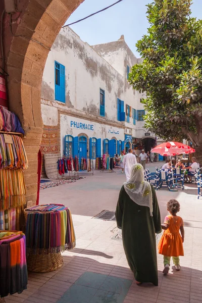 Mujer y niño caminando — Foto de Stock