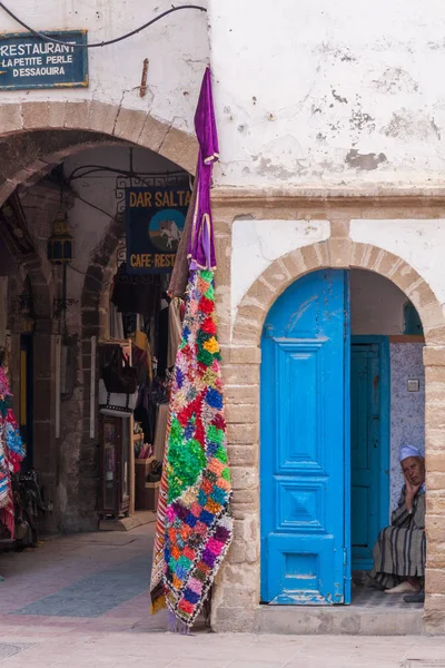 Homme regardant hors de la porte — Photo