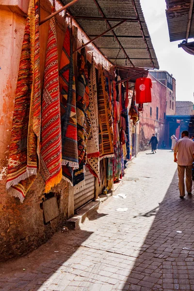 Alfombras colgando fuera de una tienda — Foto de Stock