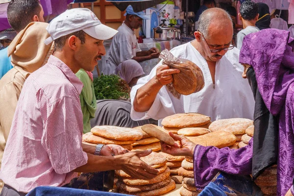 Einkaufen für Brot — Stockfoto