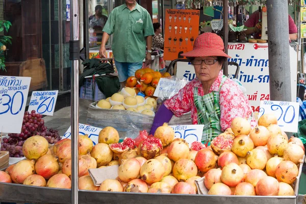 Vendedor ambulante en Bangkok, Tailandia vendiendo granadas y otros — Foto de Stock