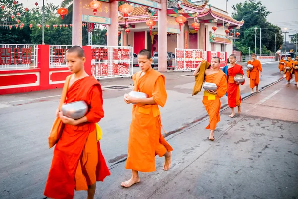 若い僧侶が歩く — ストック写真