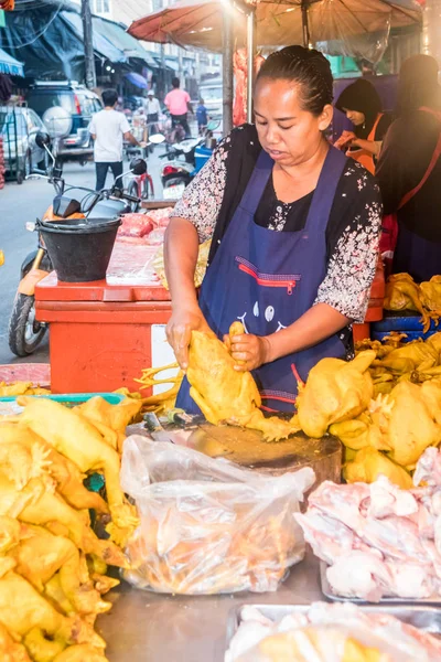 Mujer preparando pollo para la venta — Foto de Stock