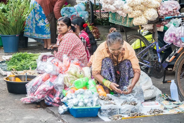 Vendedores do mercado étnico no mercado matutino — Fotografia de Stock