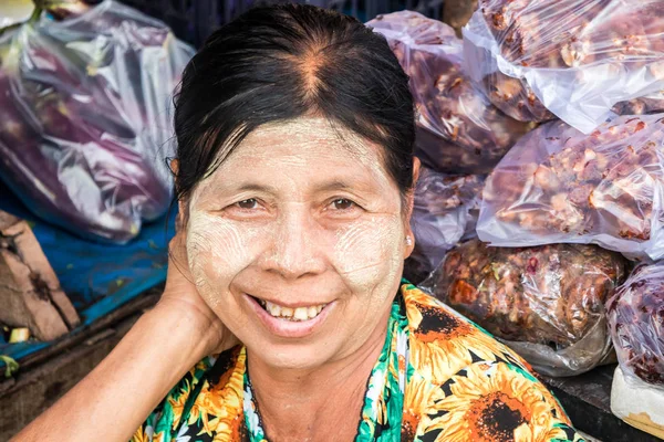 Gülümseyen bir kadın satıcının portresi — Stok fotoğraf