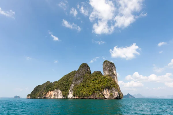 Kalkstensklippor på Koh Phanak, Phang Nga Bay, Phuket, Thailand — Stockfoto