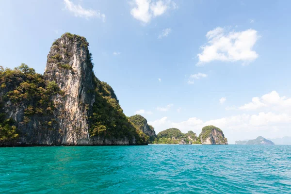 パナック島の石灰岩の崖、パンガ湾、プーケット、タイ — ストック写真