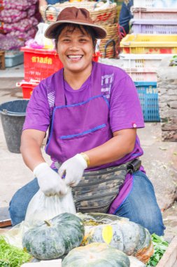 Khlong Toei pazarında Gülümseyen satıcı.