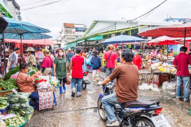 Khlong Toei pazarında alışveriş. 