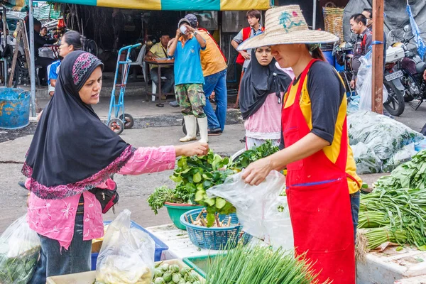 Compradores no mercado Khlong Toei . — Fotografia de Stock