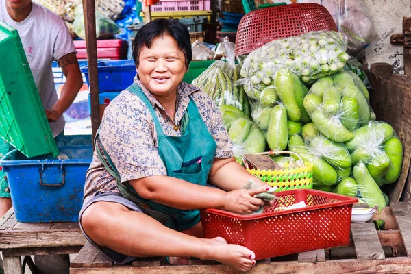 Usmívající se dodavatel na tržišti Khlong Toei. — Stock fotografie