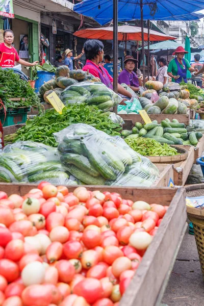 Vendedores en el mercado Khlong Toei . — Foto de Stock