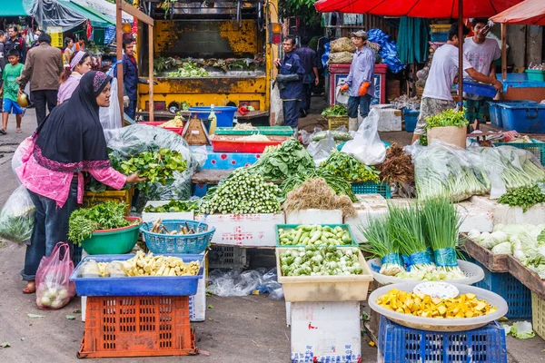 Compradores no mercado Khlong Toei . — Fotografia de Stock