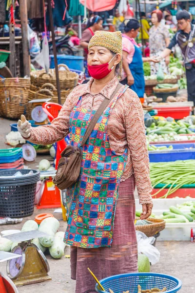 Vendedor en el mercado Khlong Toei . — Foto de Stock