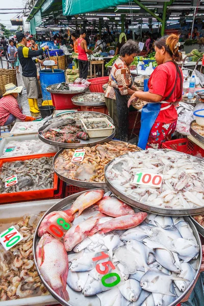 Verkäufer auf dem khlong toei Markt. — Stockfoto