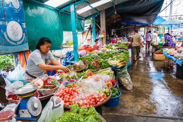Vendedores en el mercado Khlong Toei . — Foto de Stock