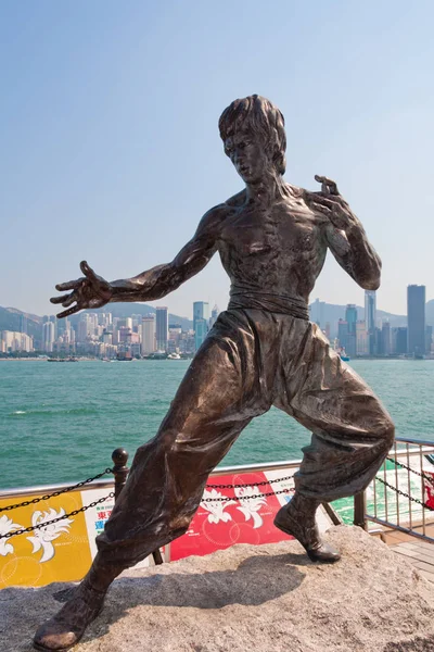 Staty av Bruce Lee på Harbourfront i Kowloon med Hong kon — Stockfoto