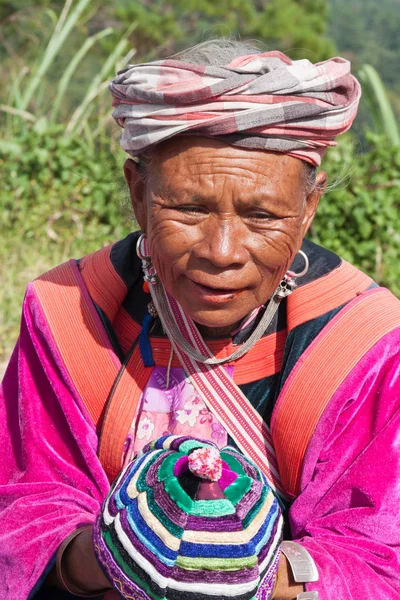 Lisu woman in traditional dress selling hilltribe hats in Mae Ho — Stock Photo, Image