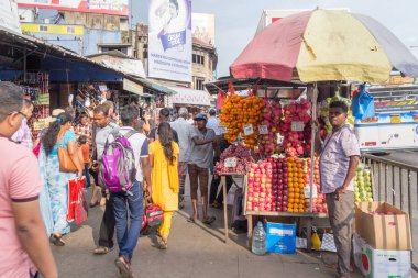Colombo, Sri Lanka - 20 Aralık 2016: Pettah bölgesinin koşuşturması. Burası şehrin pazar ve ticari alanıdır..