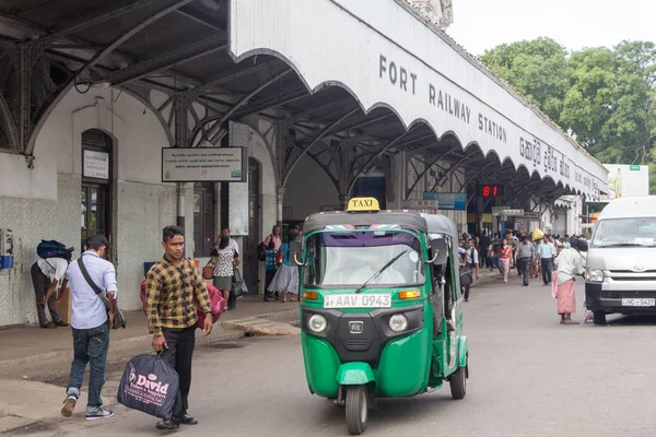 Passengers and a tuk tuk outside Colombo Fort railway station, S — Stock Photo, Image