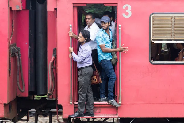 Colombo Sri Lanka Grudzień 22Nd 2016 Menstany Drzwiach Wózka Kolejowego — Zdjęcie stockowe