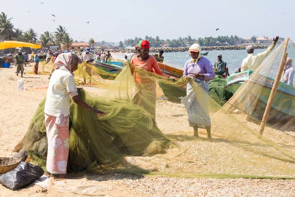 Women sorting the fishing nets on Negombo beach, Sri Lanka — Stock Photo, Image