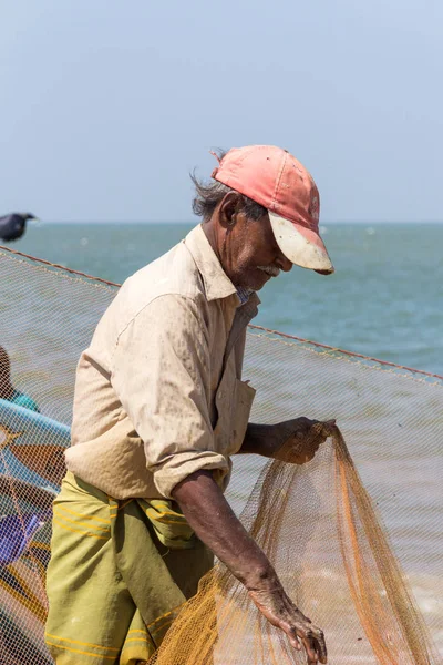 Fishermen folding his nets on Negombo beach, Sri Lanka — Stock Photo, Image