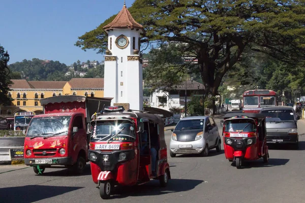 Tuk tuks and traffic in Kandy, Sr Lanka with the clock tower in — Stock Photo, Image