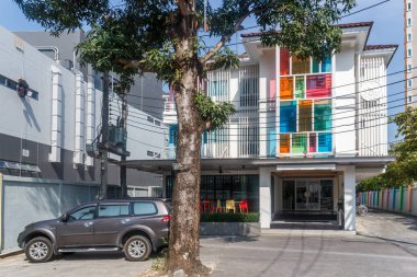  Tint Otelin in inin inin etekine park edilmiş araba.