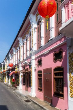 Phuket, Tayland - 26 Ocak 2015: Soi Romanee'de renkli sino Portekiz mimarisi. Sokak eski bir kırmızı ışık bölgesiydi..