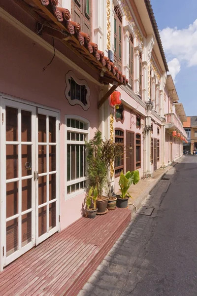 Sino Portuguese architecture on Soi Romanee, Old Phuket Town, Th — Stock Photo, Image