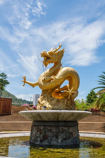 Naga statue and fountain — Stock Photo, Image