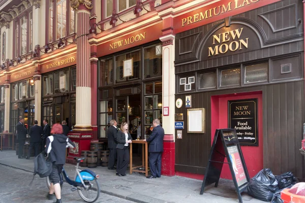 Gente bebiendo fuera de la casa pública Luna Nueva en Leadenhall — Foto de Stock