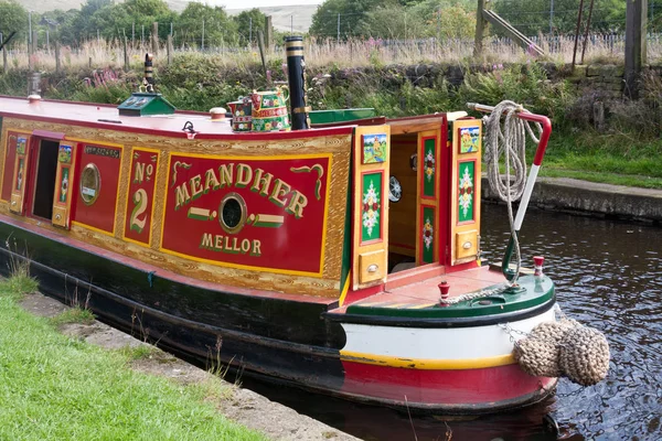 Lukk igjen en smalbåt ved Huddersfield Narrow Canal, Diggl – stockfoto