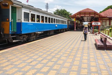 Bir yolcu platform boyunca yürüyor 