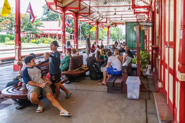 Passeggeri in attesa del treno per Bangkok — Foto Stock