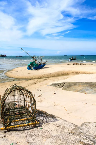 Boats and a fish trap on the beach — Stock Photo, Image