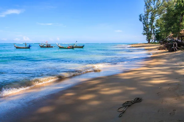 เรือที่สมอที่หาดในยาง — ภาพถ่ายสต็อก