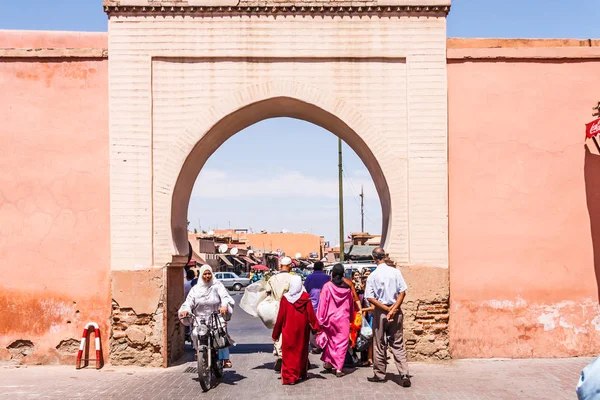 Mensen die door een gateway lopen — Stockfoto