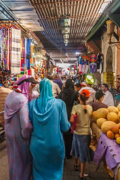 Gente che cammina attraverso il souk . — Foto Stock