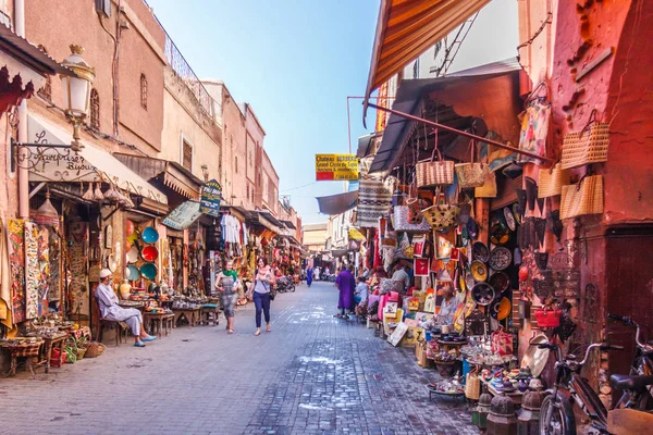 Tourists walking through a street in the souk — Stock Photo, Image