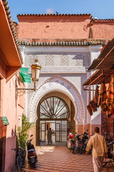 Hombre caminando hacia una mezquita —  Fotos de Stock